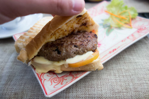 blue-tongue-hotel-breakfast-02