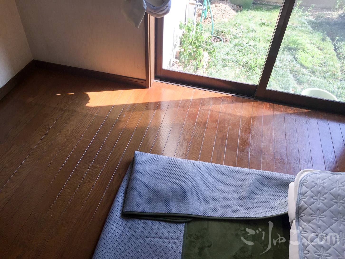 ニス塗り後のフローリング。少し色むらが目立つ